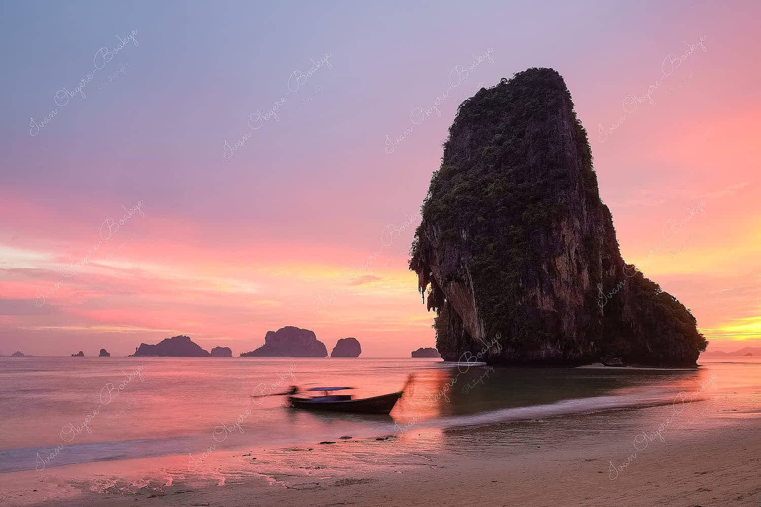 The amazingly beautiful sandy beach and majestic karst mountains landscape of Hat Phra Nang beach, Railey Bay