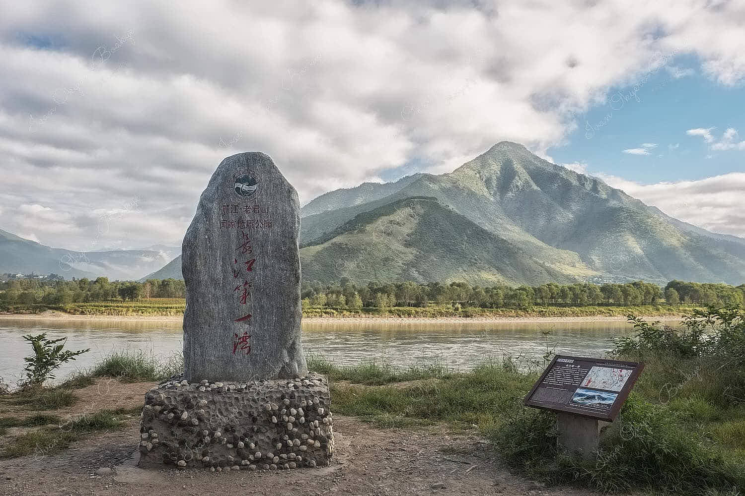 Viewing point at the First Bend of the Yangtze River with view of the Yangtze River flowing past majestic mountains in Shanghri-La, Yunnan, China
