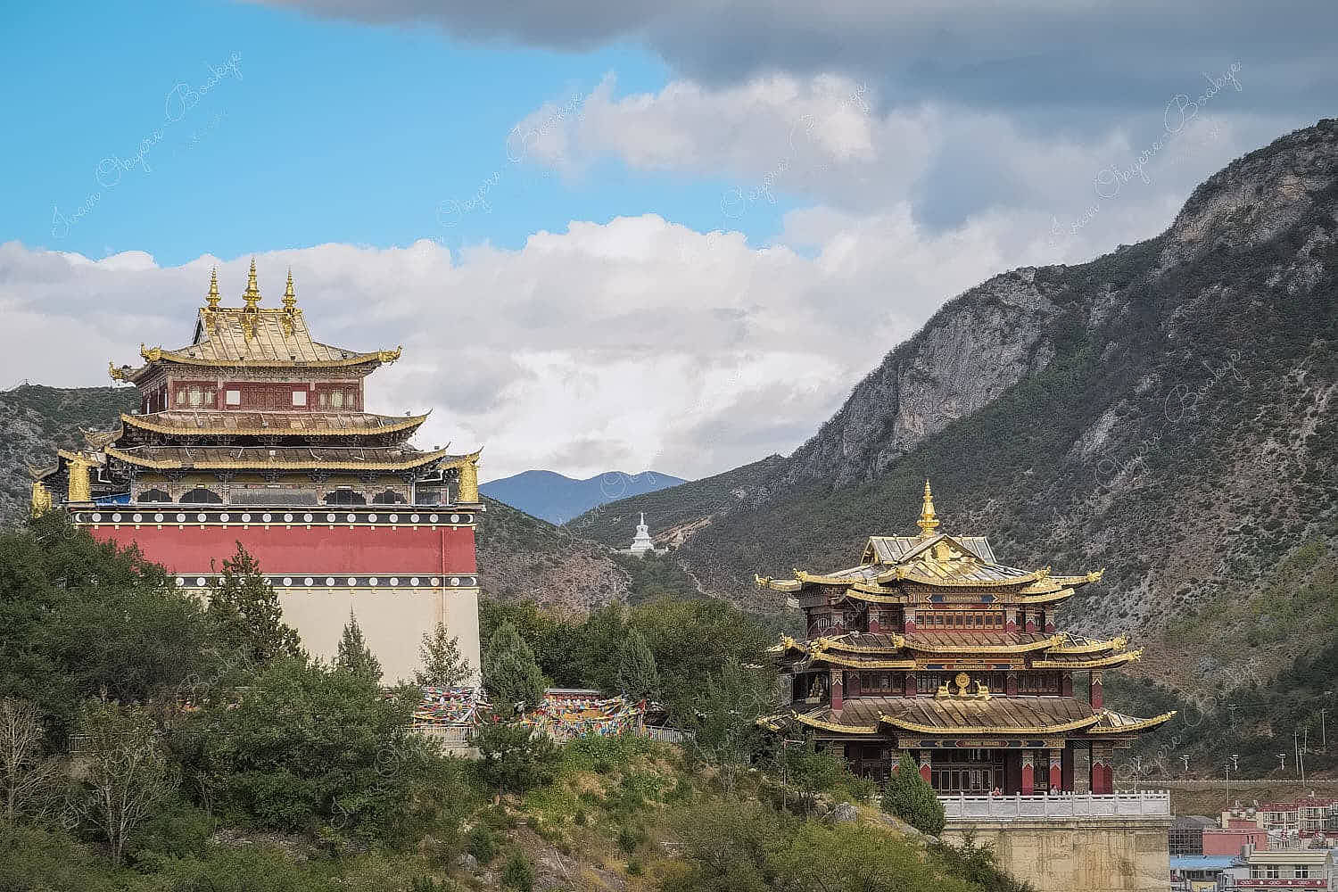 Panoramic view of Dafo temple and landscape of Dukezong Tibetan ancient town, Shangri-La, Yunnan, China